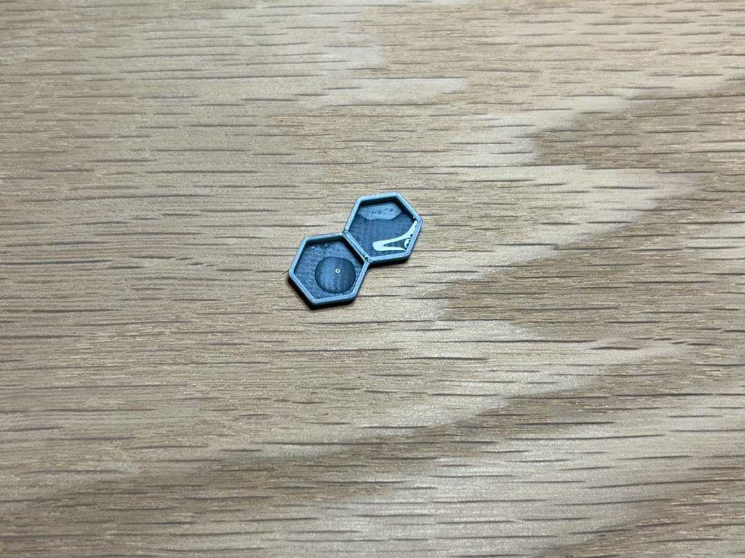 Low profile ant food and water tray