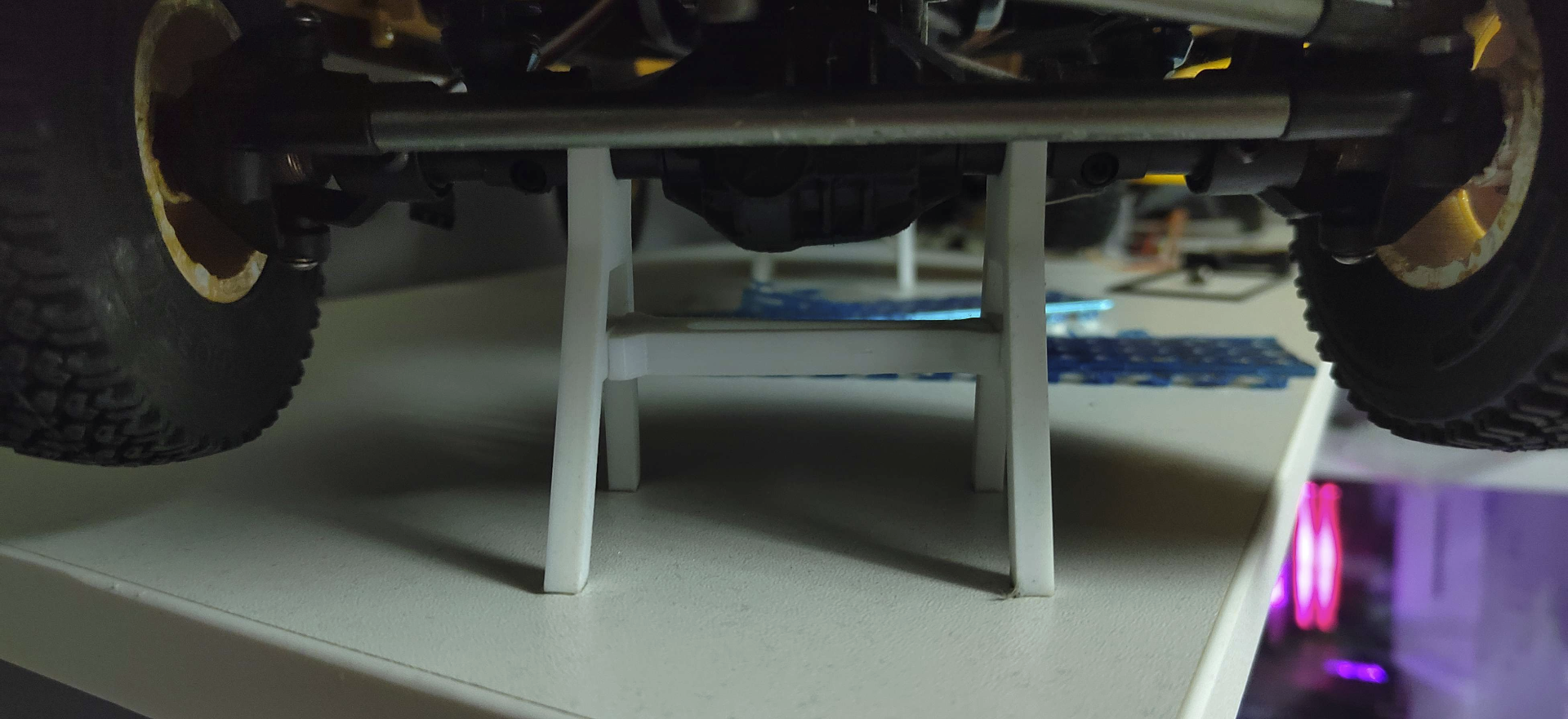 SCX10 RC model stand