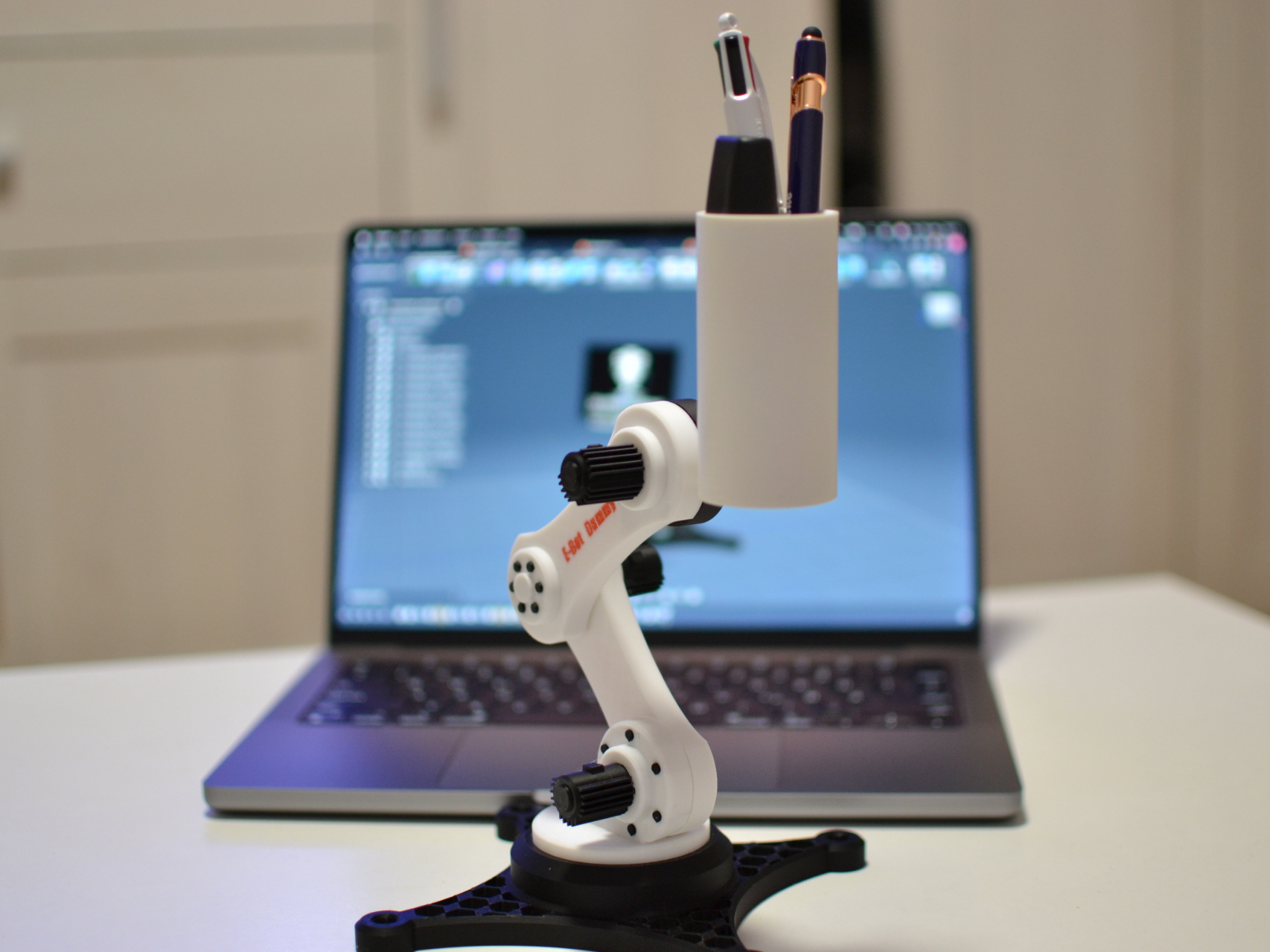 Tischroboter Stiftehalter