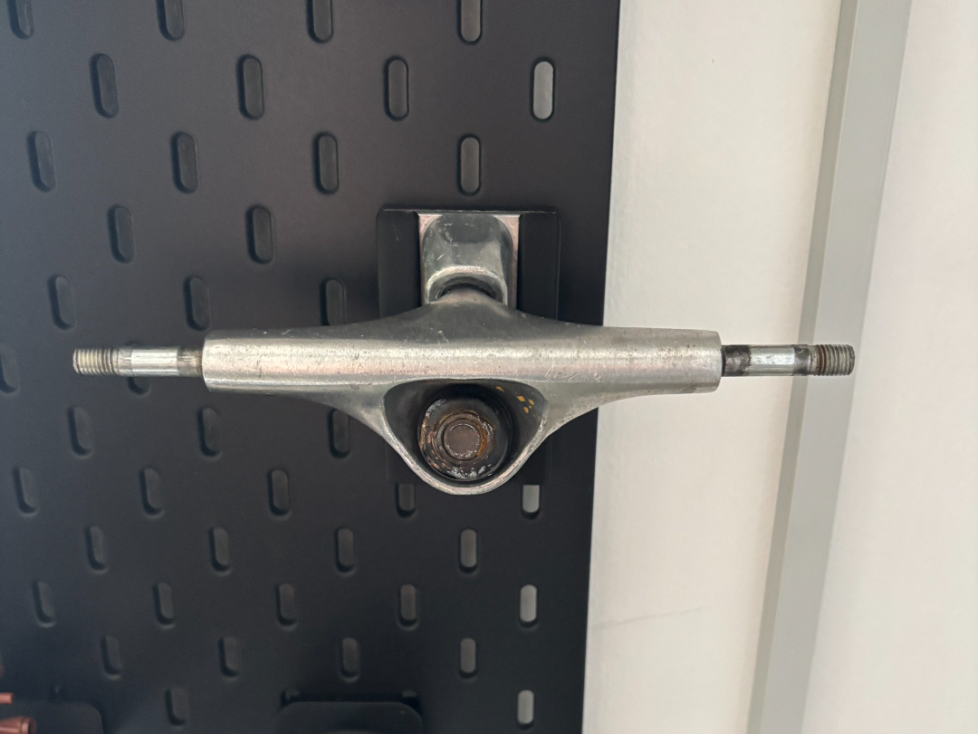 Skadis truck hanger (skateboard)