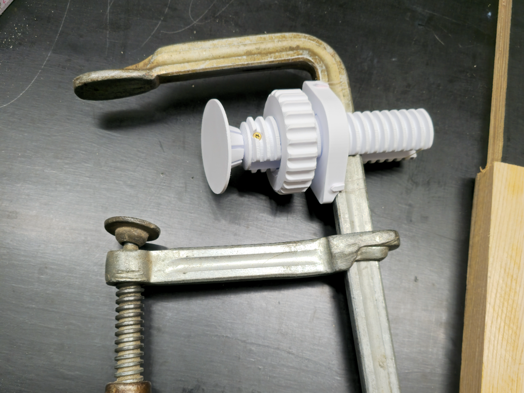 Kantenzwinge (Edge clamps for clamping clamps)