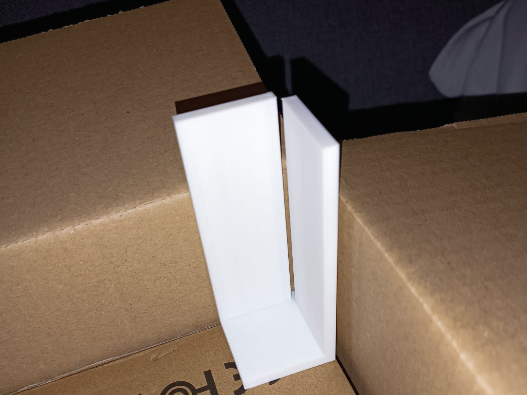 Corner bladeguard for cardboard boxes