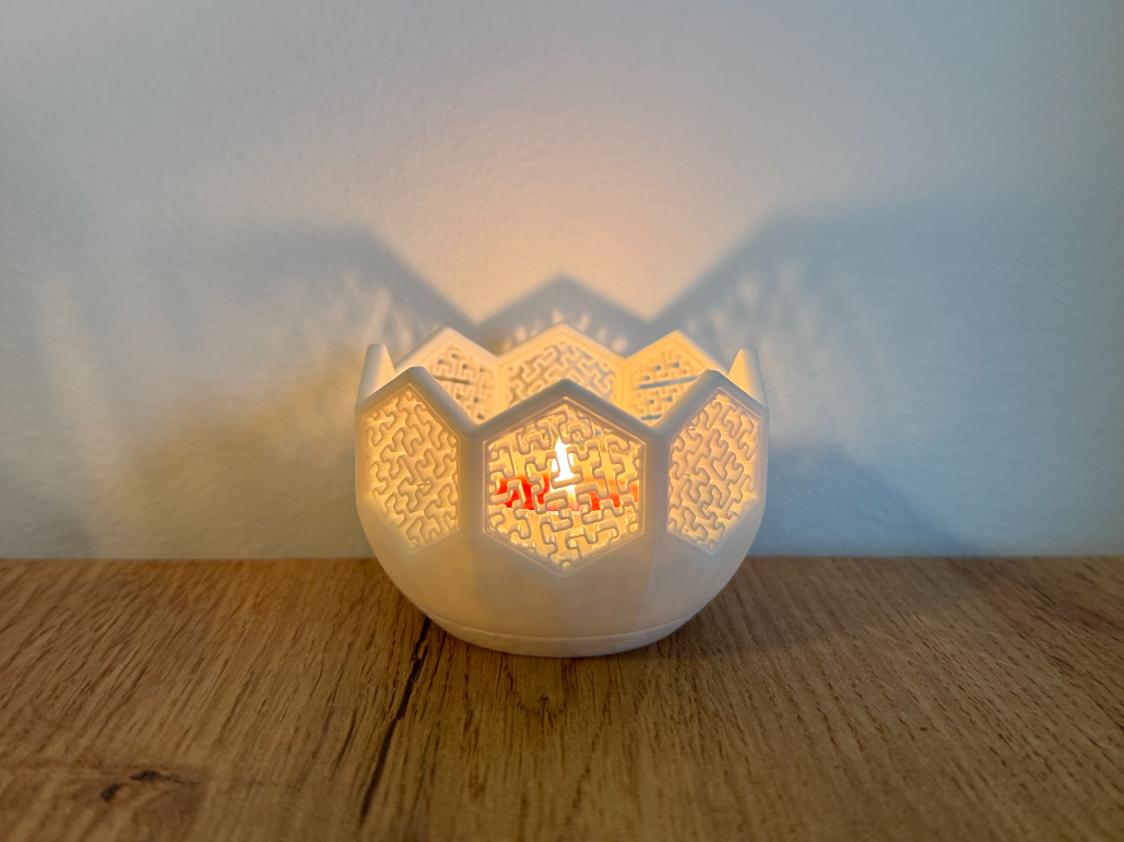 Tea light holder with infill patterns