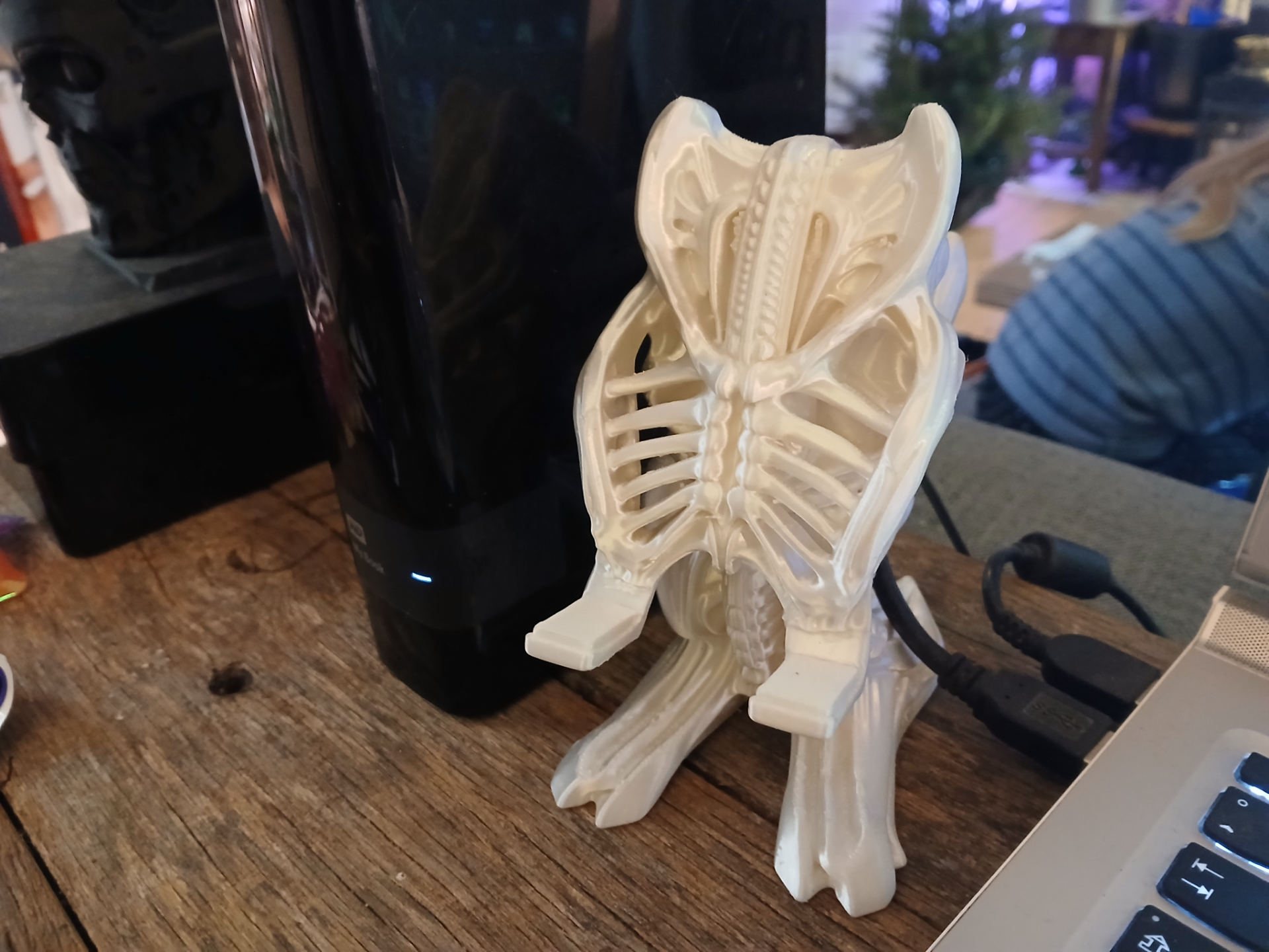 Giger Phonestand