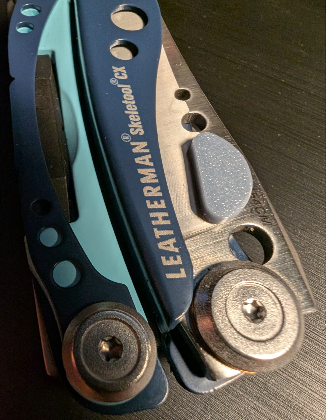 Leatherman Skeletool Thumb Stud Blade Open Assist
