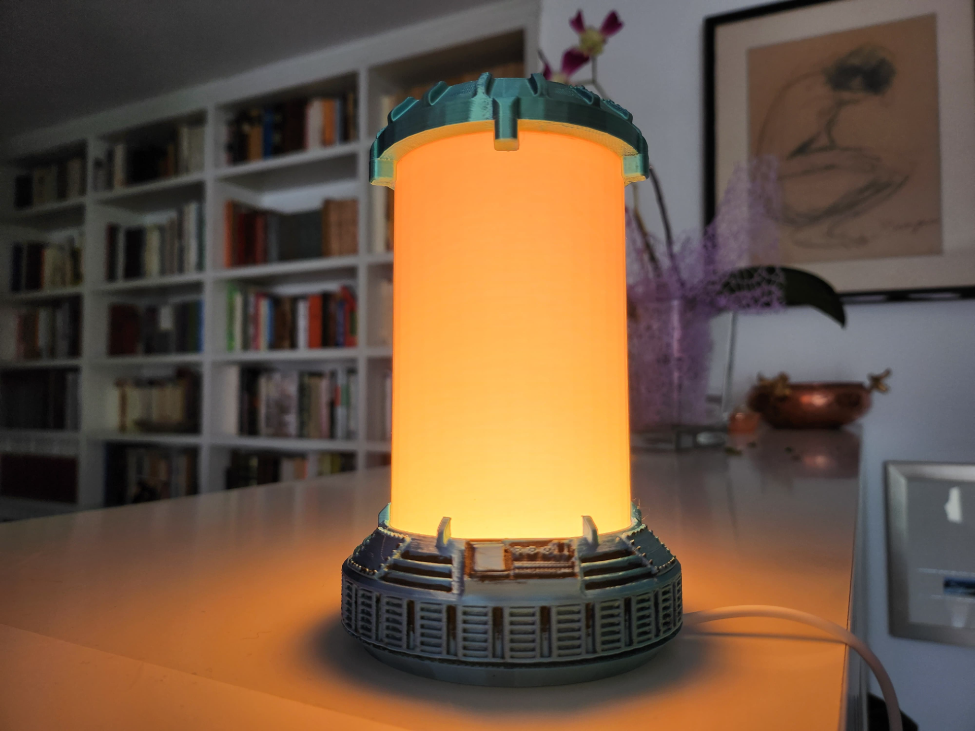CryoTube Desk Lamp – Sci-Fi Lighting