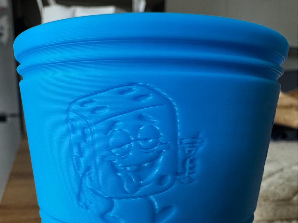 Würfelbecher mit witzigem Würfel-Relief