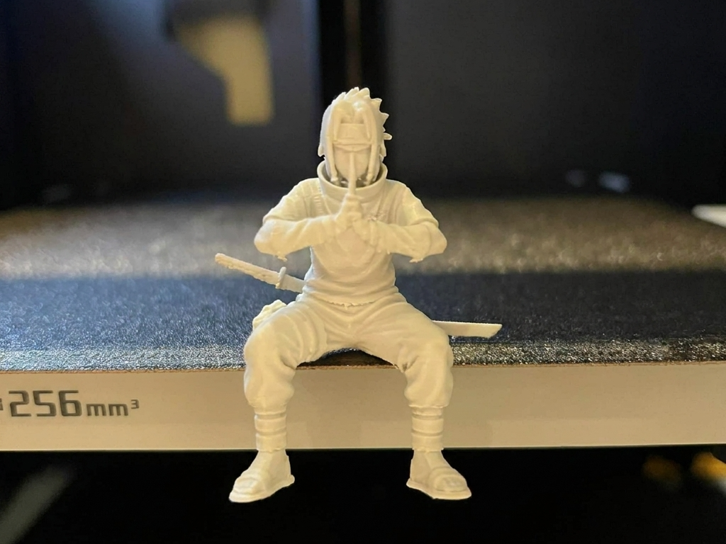 Sasuke Uchiha – Anime Kantenhocker / Monitor Buddy