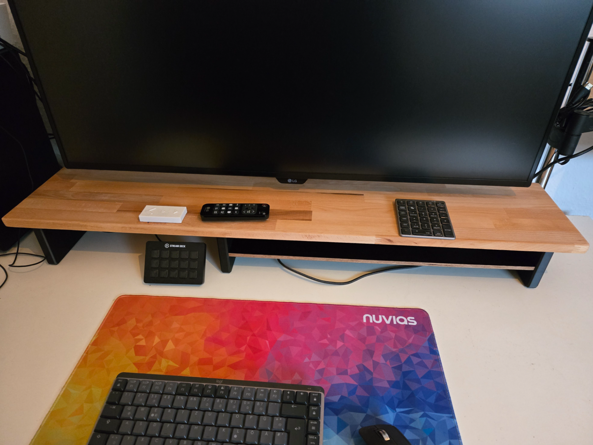 Simple desk shelf / monitor stand