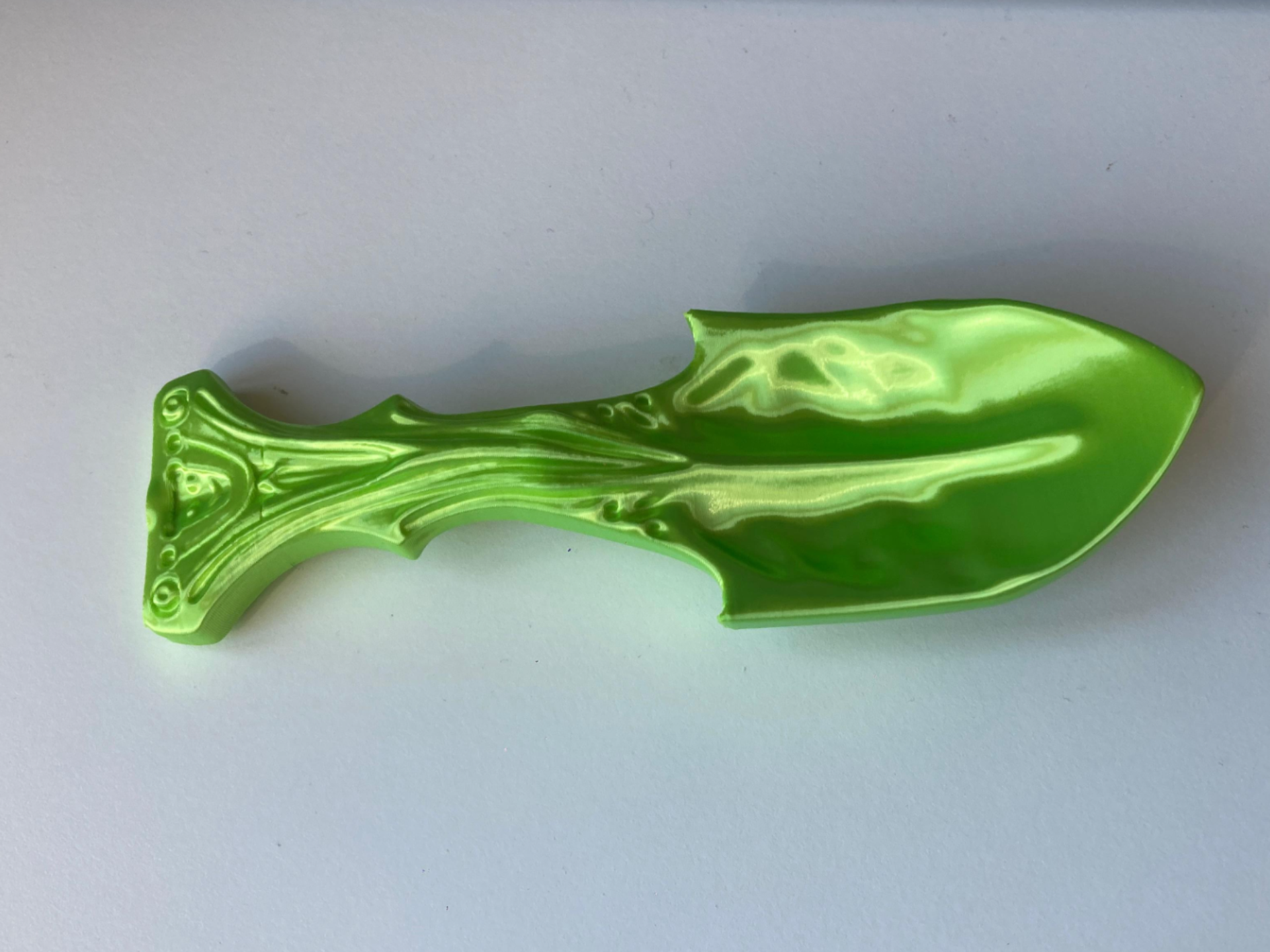 Alien-style gardening shovel