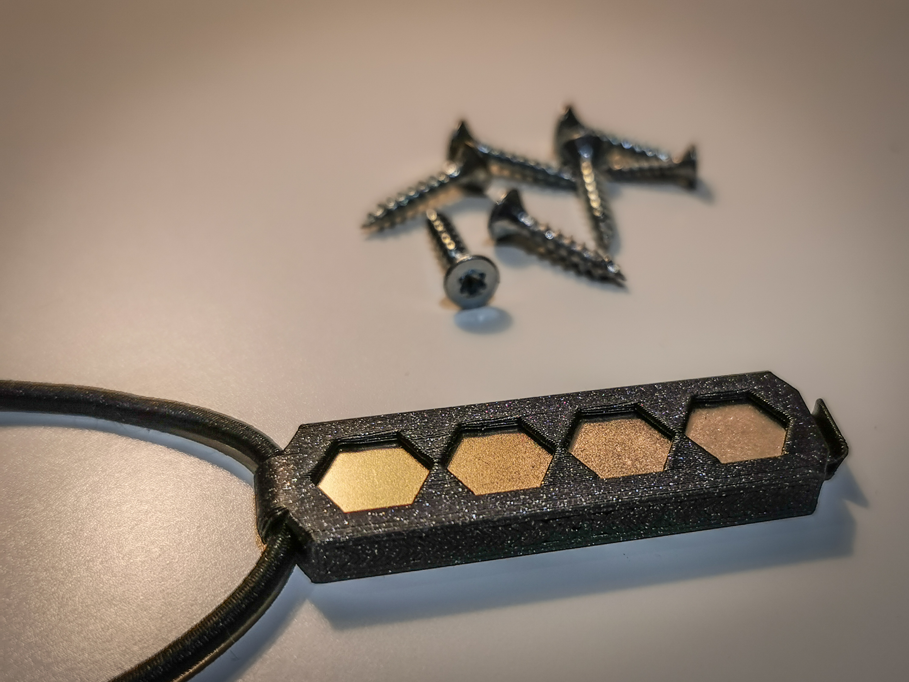 Screw helper - magnetic bracelet