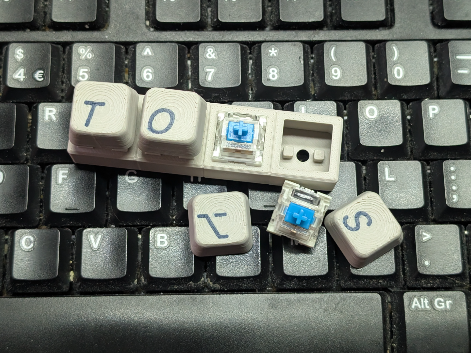Old-skool Mac: 4-letter key-kap kit