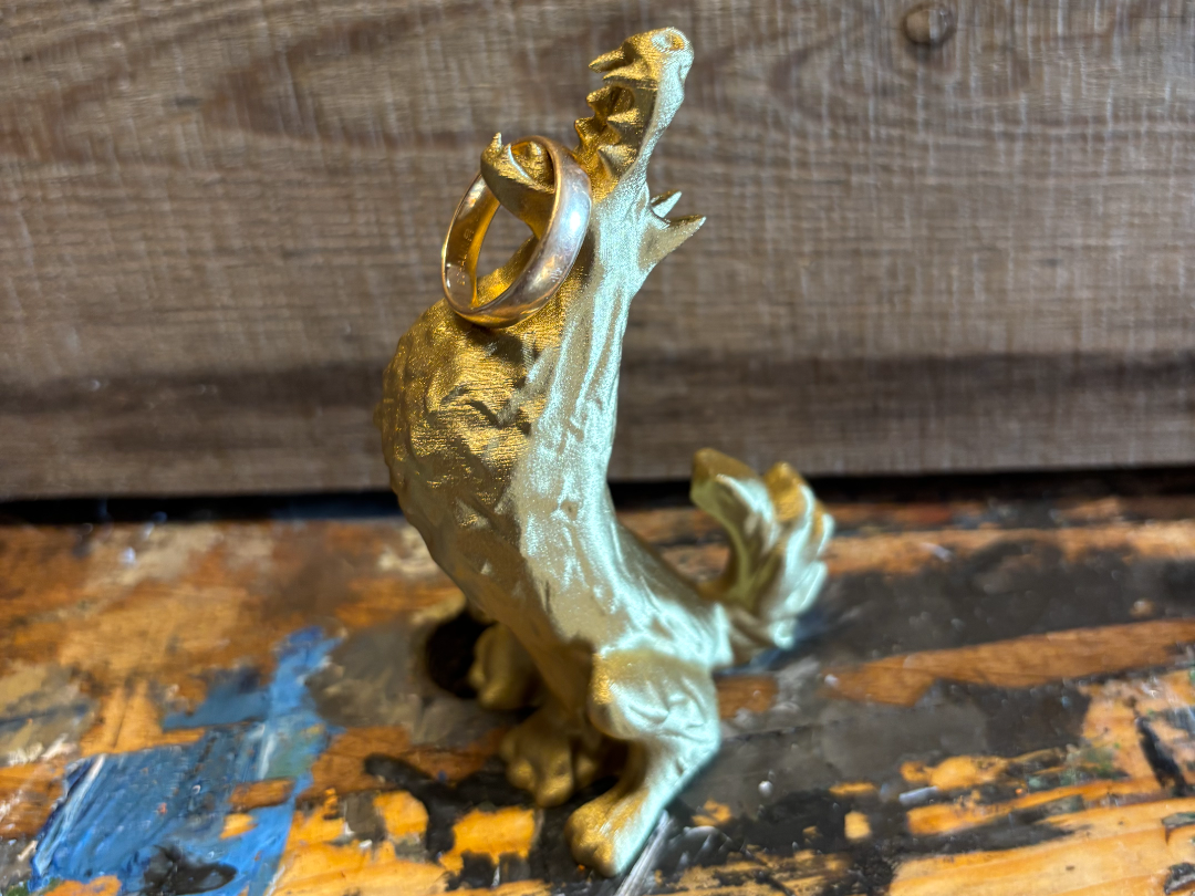 Howling wolf ring holder
