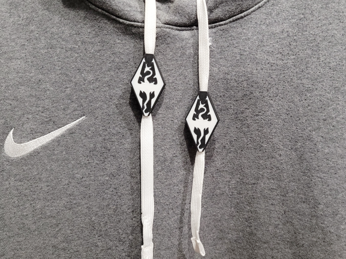 Skyrim hoodie drwastring