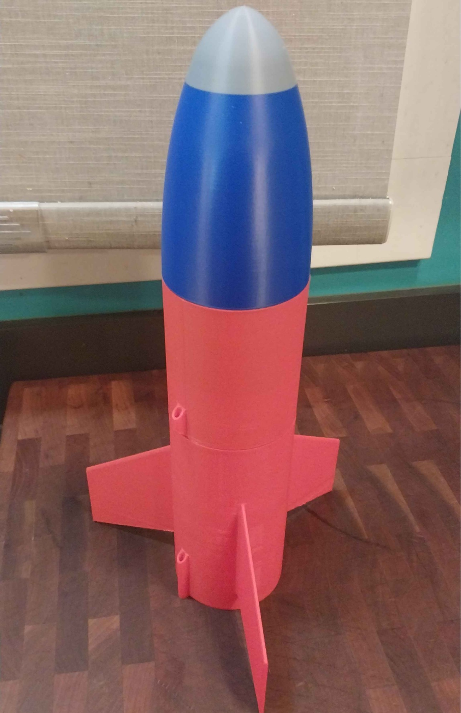 Fat Bob - 2.6" diameter classic model rocket.