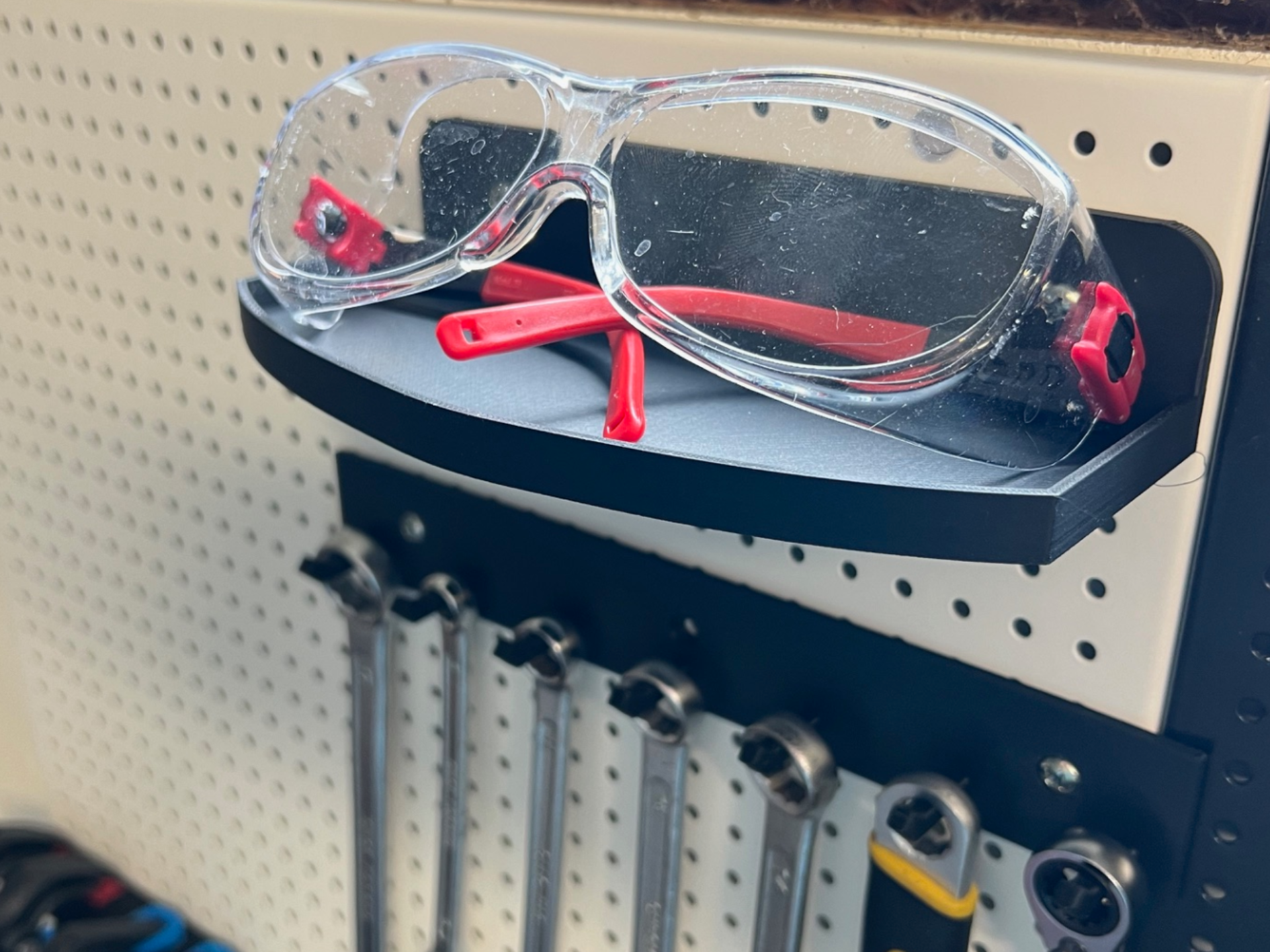 Protectionglasses holder - pegboard