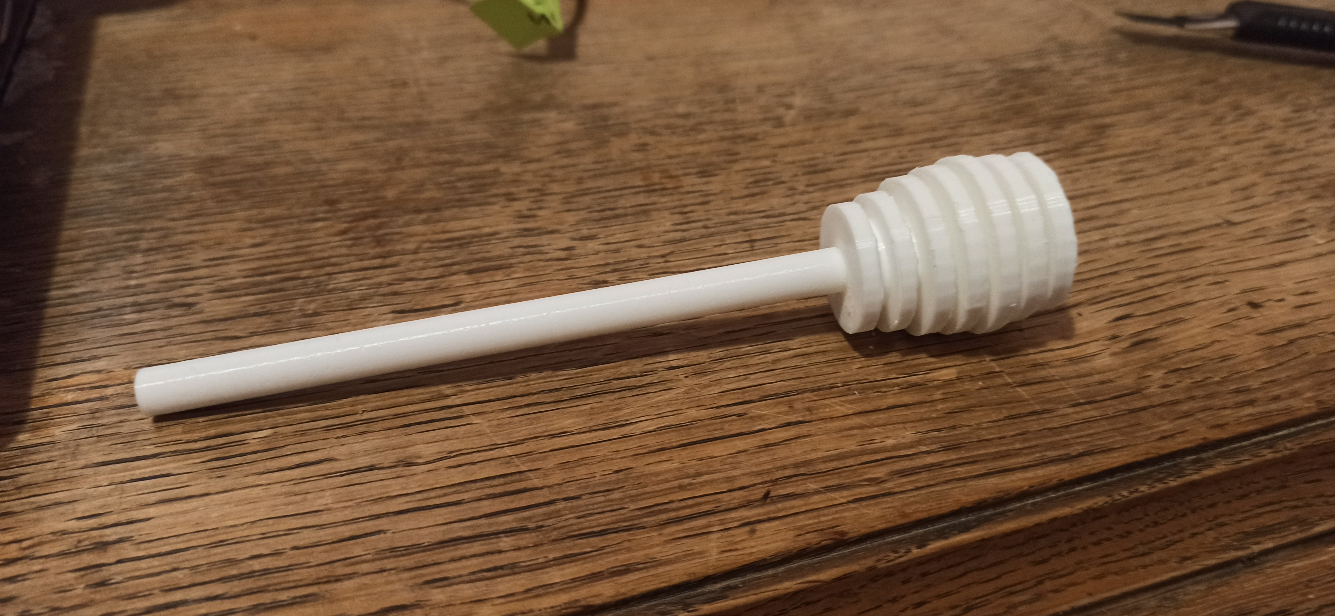 Honey spoon (overhang stress test)