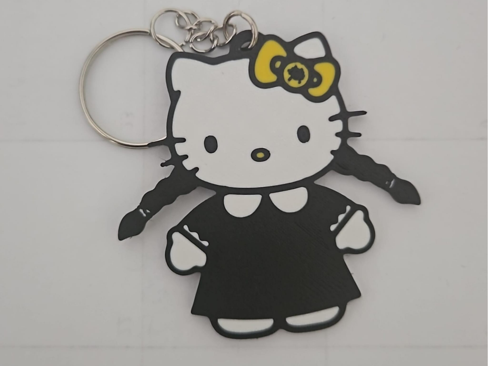 Llavero Wednesday x Hello Kitty Miercoles Addams