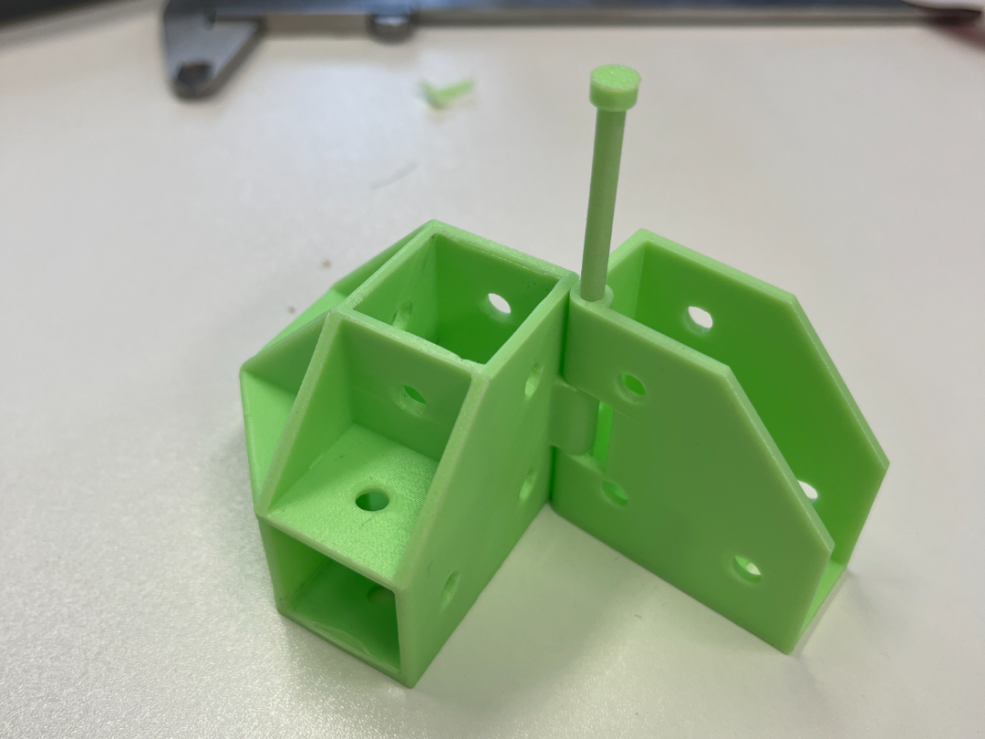 Raccordo a 3 vie per profili 20x20mm con cerniera