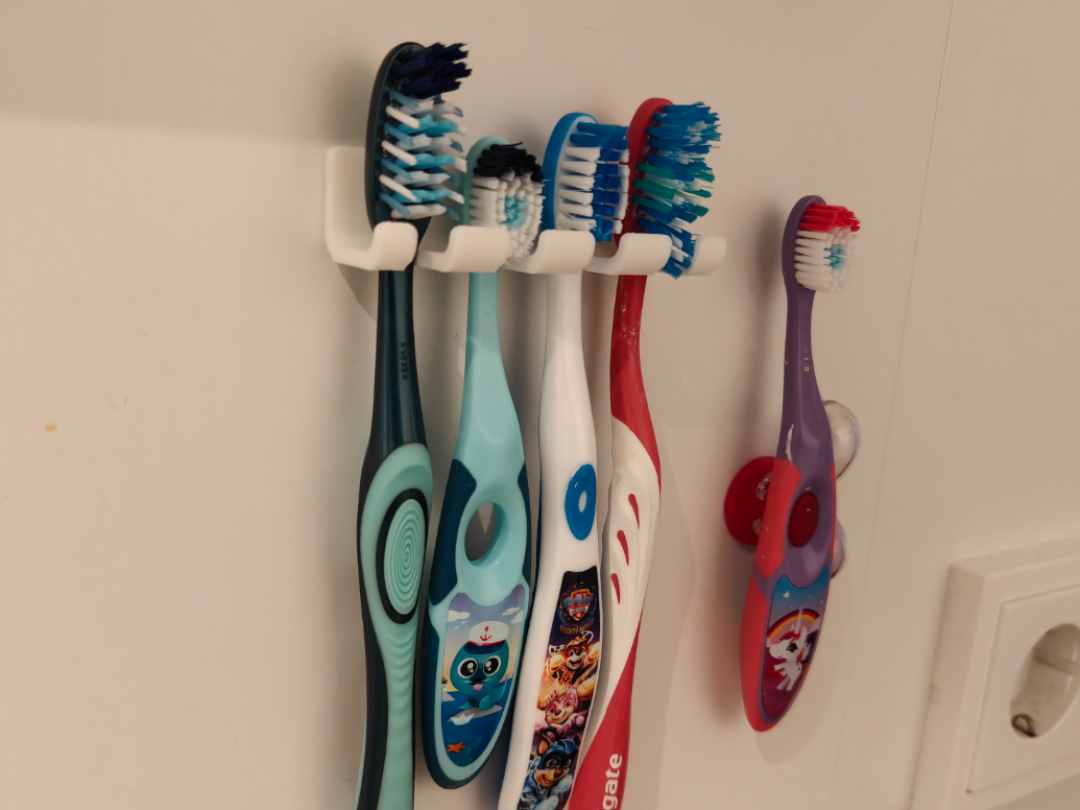 Toothbrush holder x4 wall attachement