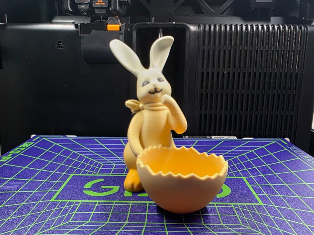 Osterhase mit Schale