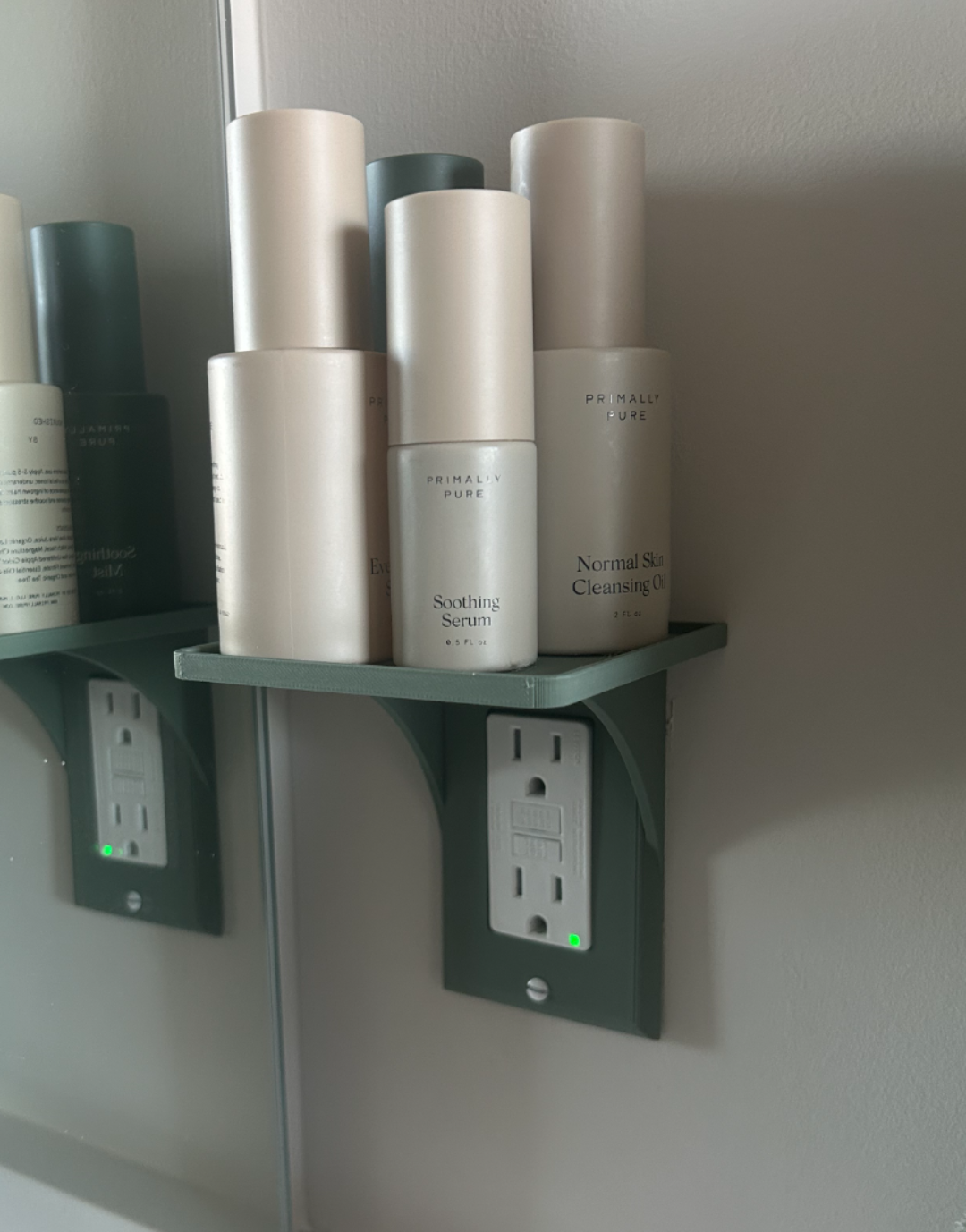 "Decora" Outlet Shelf