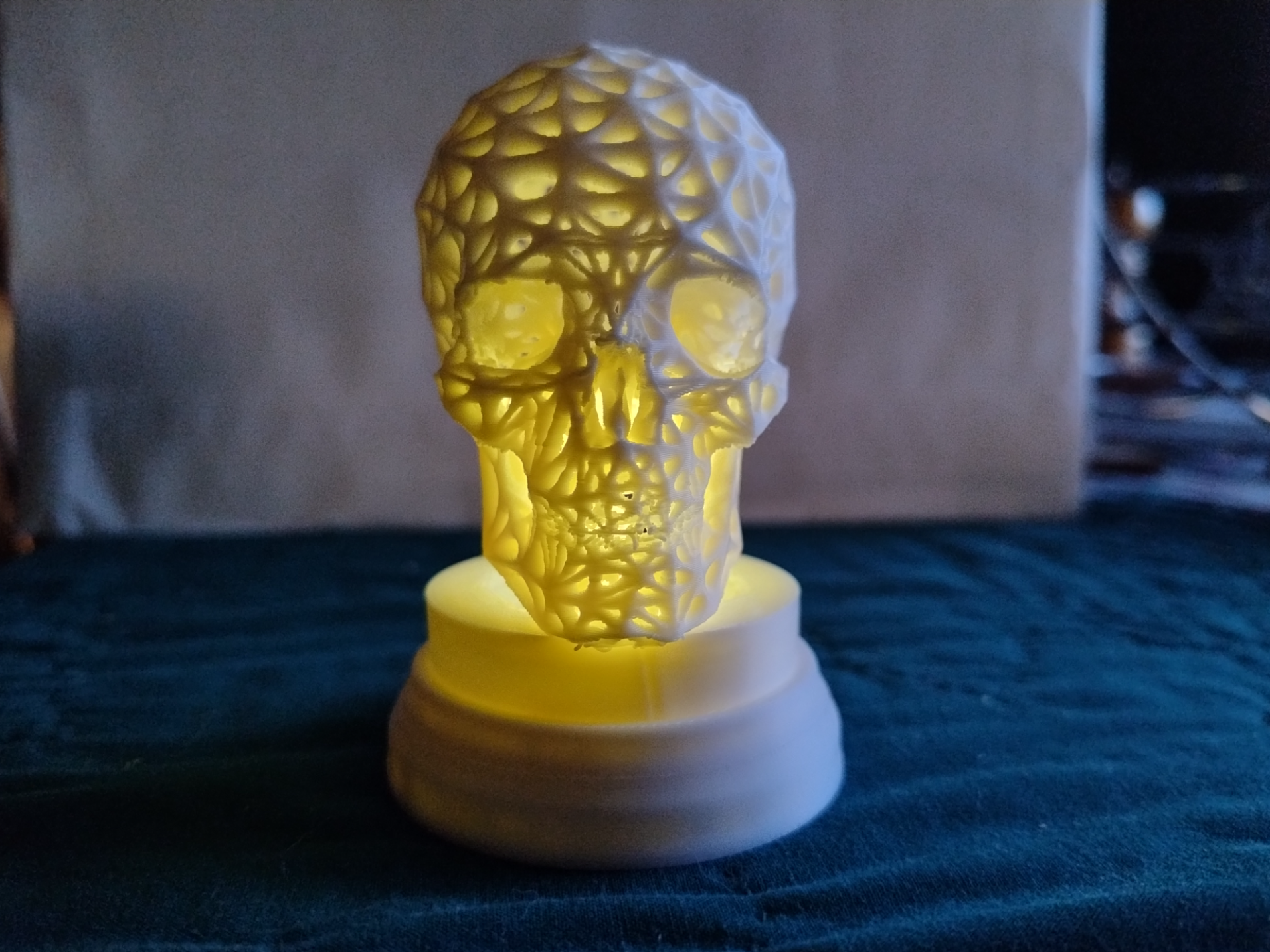 Tealight skull lamp