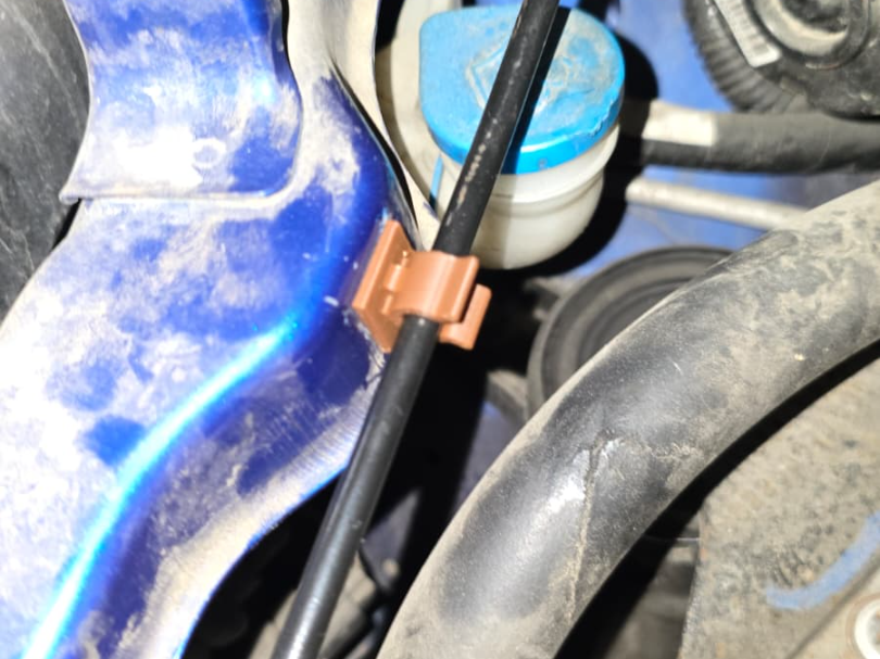 Puntal del capó del suzuki swift 2007