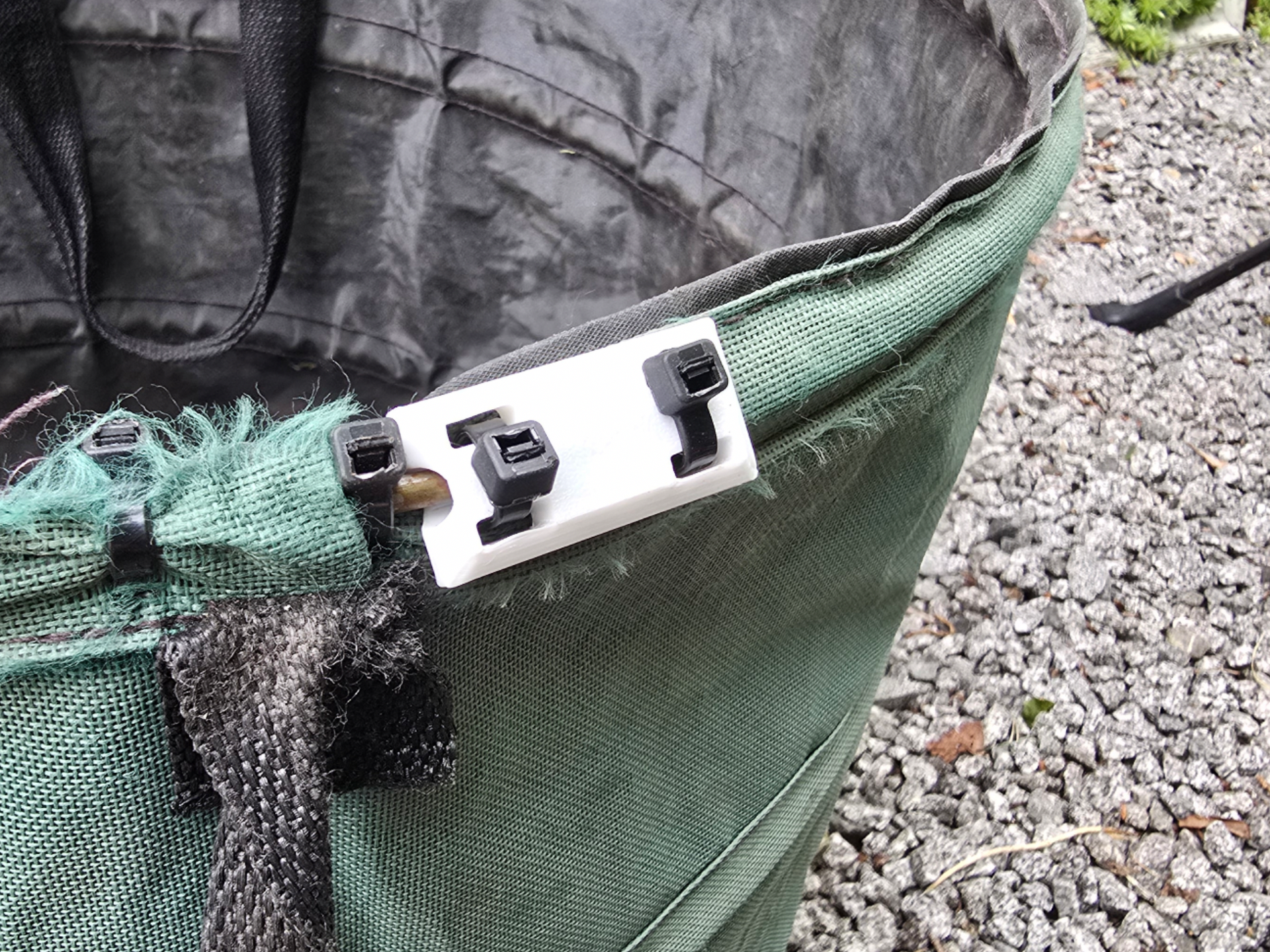 Pop-Up Garden Waste Bag Repair Clip