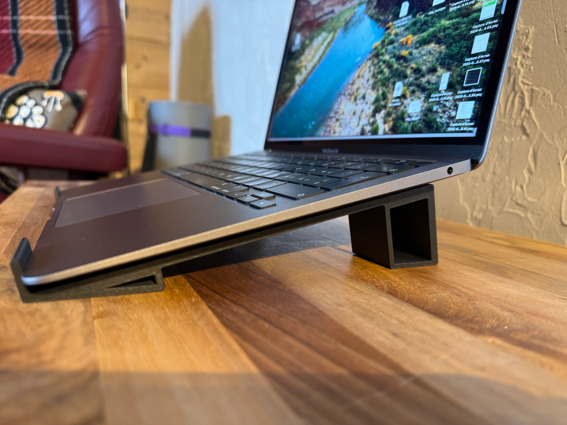 Ergonomic laptop raiser