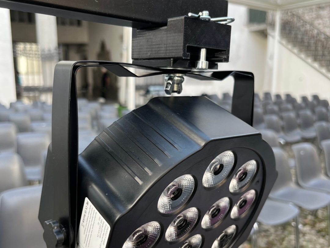 Universal quick mount for LED PAR lights
