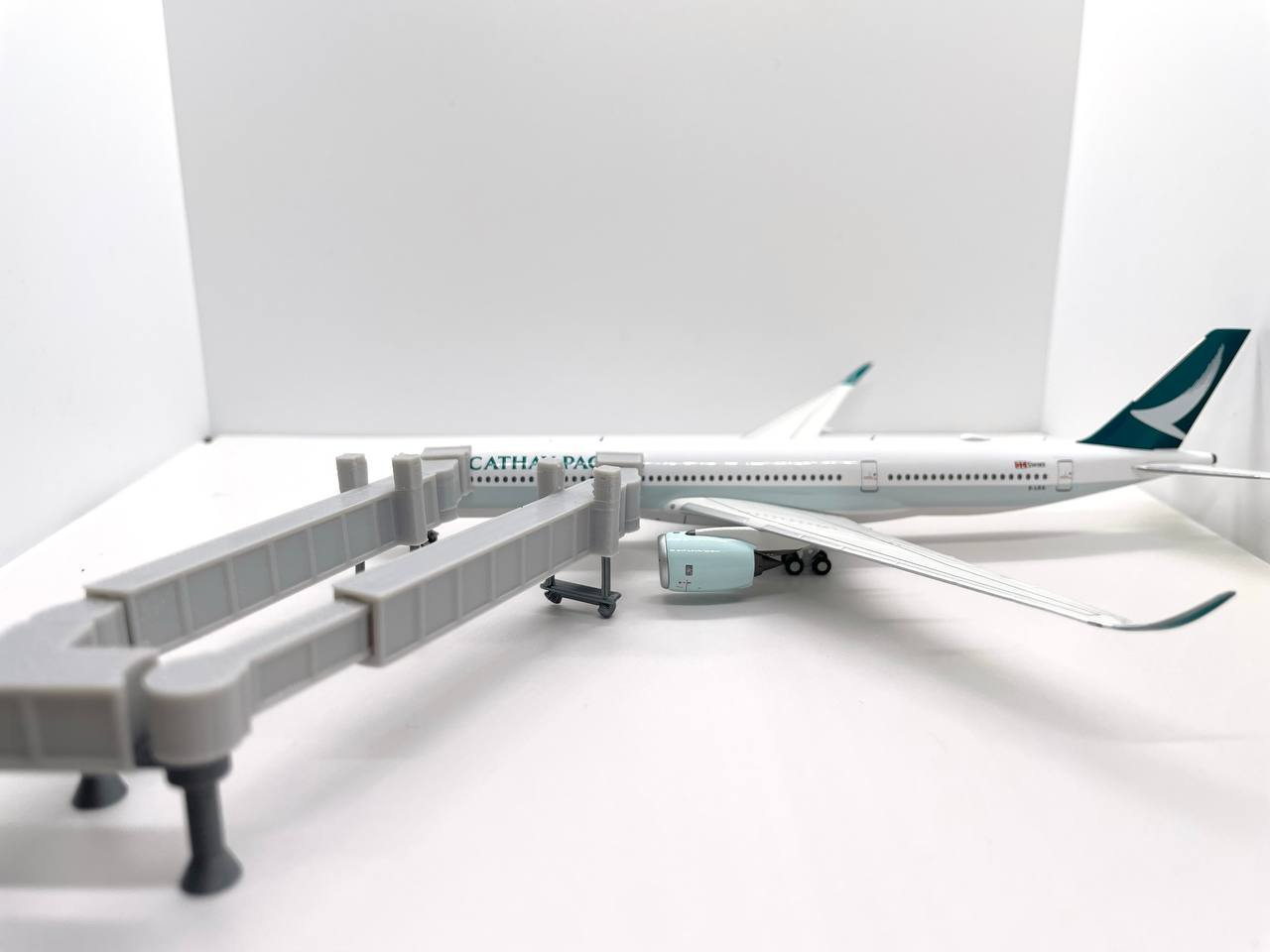 Airport Dual Widebody Jetways 1:400 GSE