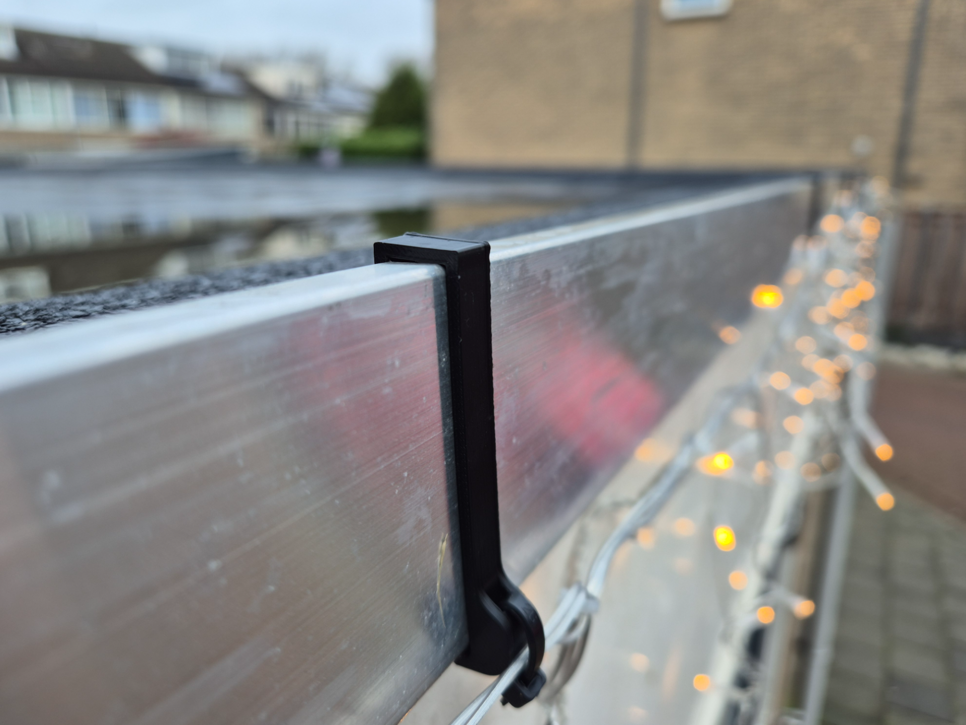 Christmaslights rooftrim clip