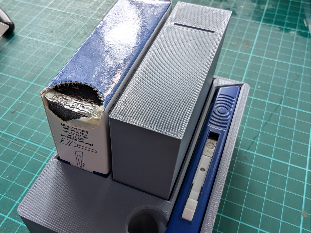 Gridfinity box for Swann-Morton retractaway knife
