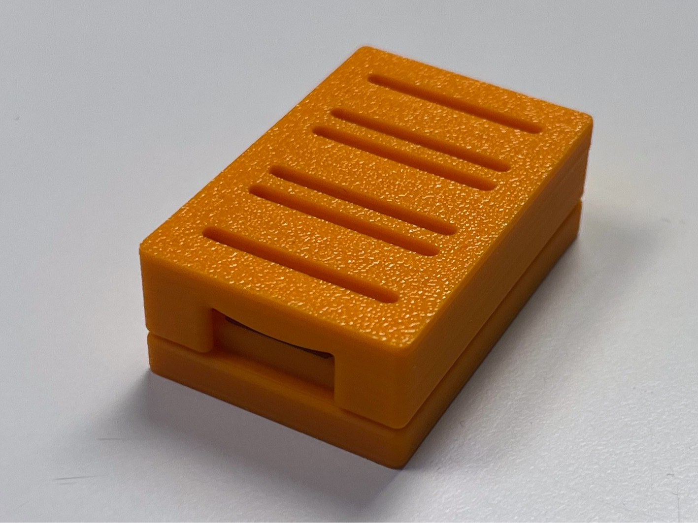 Razor Blade Case for Safe Storage and Air Drying