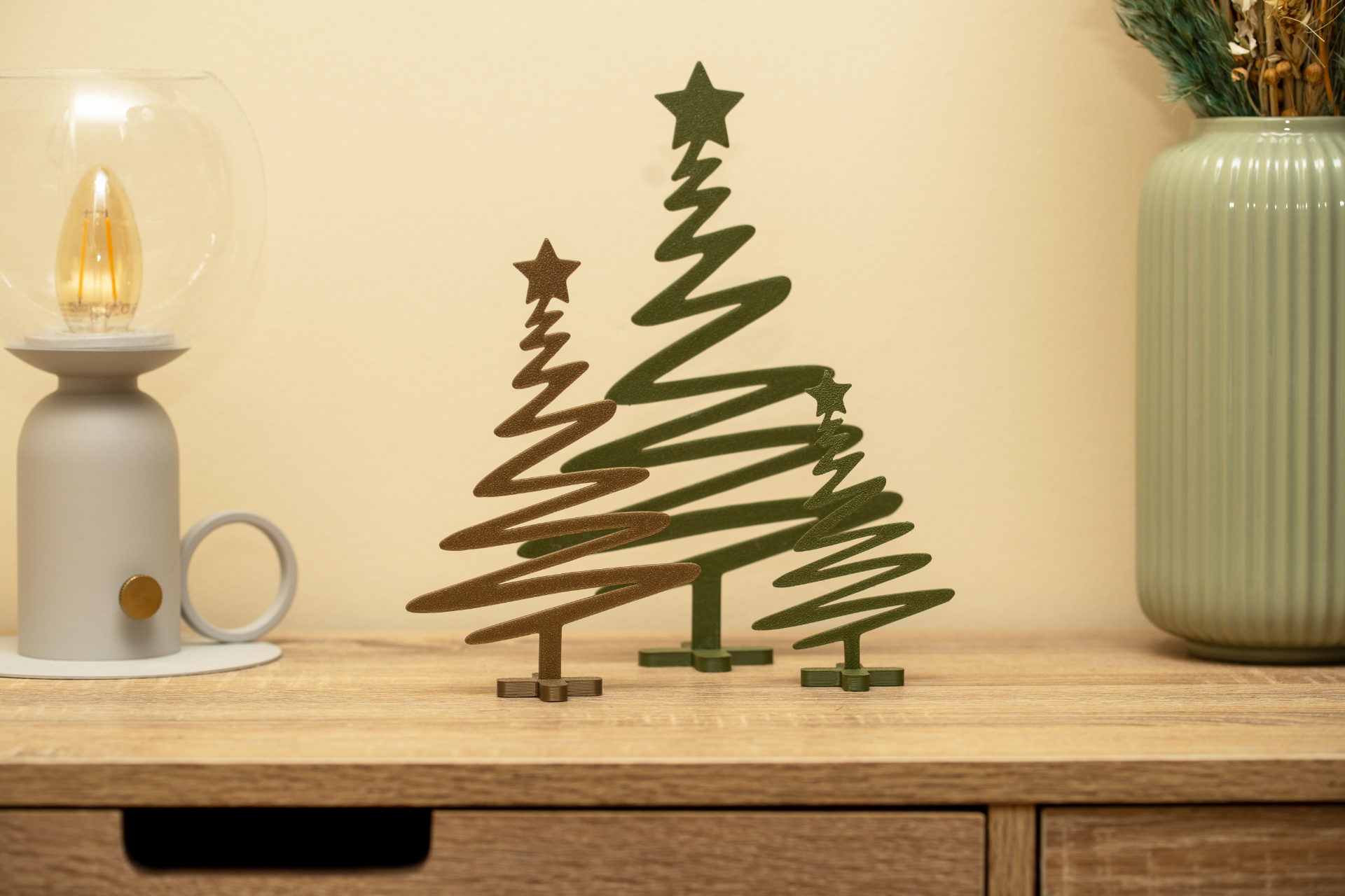 Stylish and Minimalist Christmas Tree Decor