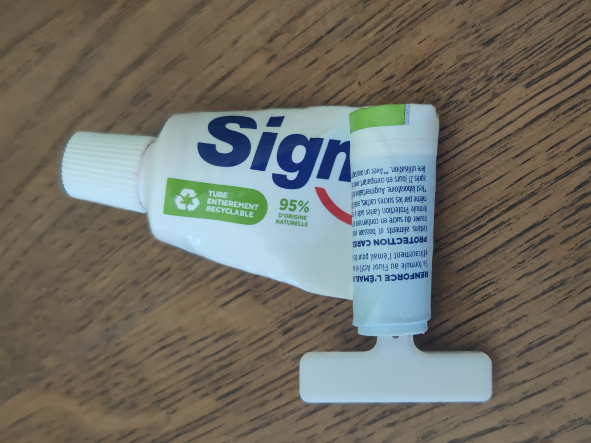 Simple toothpaste squeezer