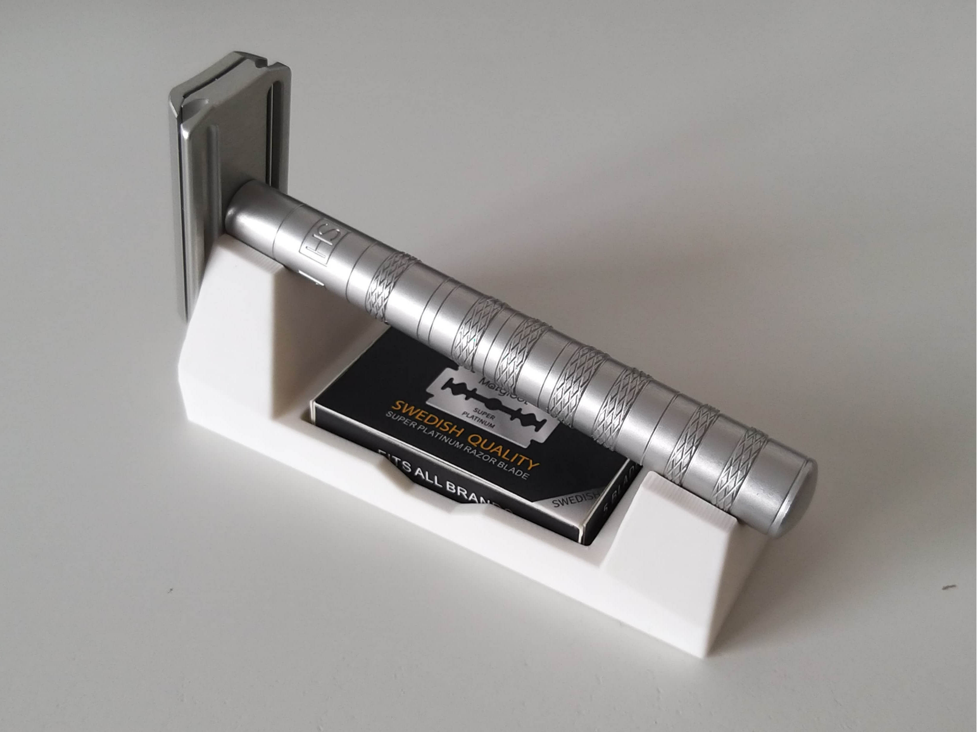 Henson AL13 razor holder with blade compartment