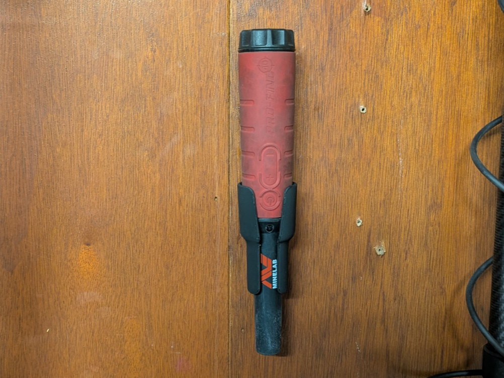 Pinpointer wall mount