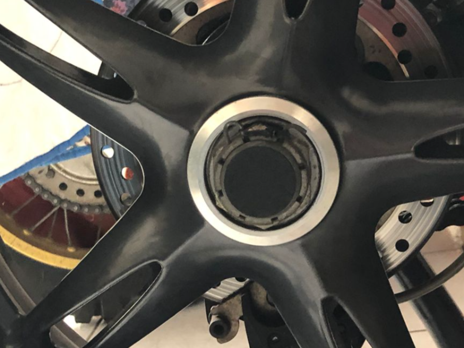 Triumph Speed Triple 1050 -  Wheel hub cover