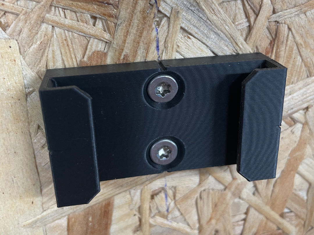 Modularer DeWalt-Akkuträger für Werkbank & Wand