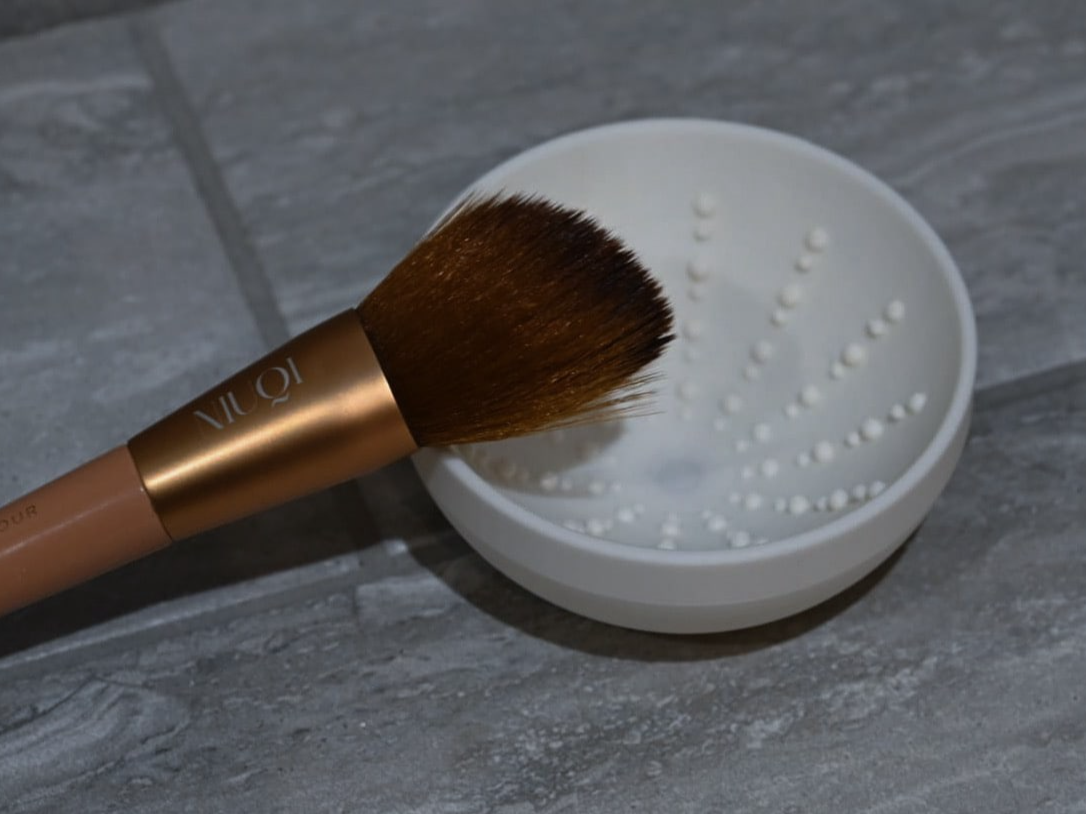 Makeup brush cleaner