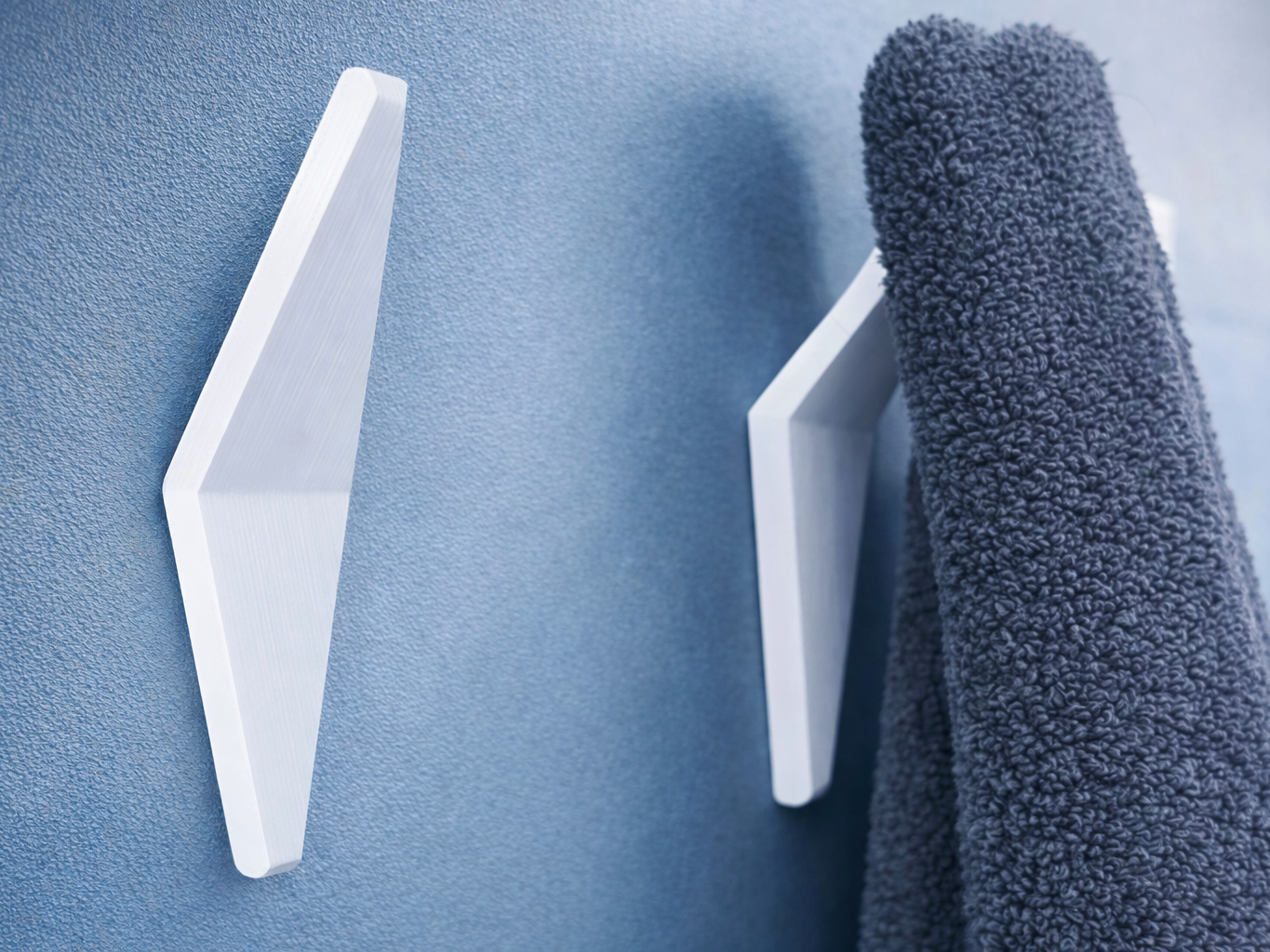 Wall Hook: Towels, coats, bags, etc.