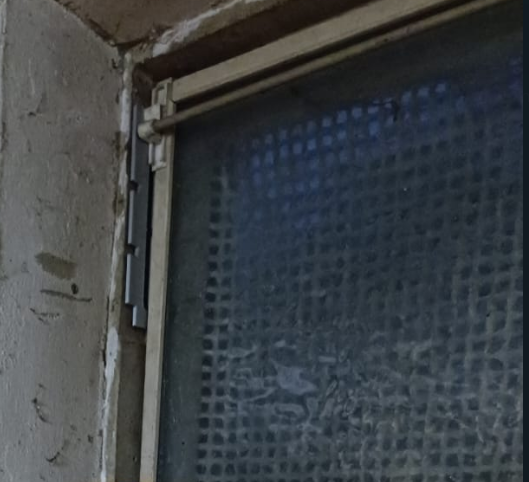 Kellerfenster_Halter