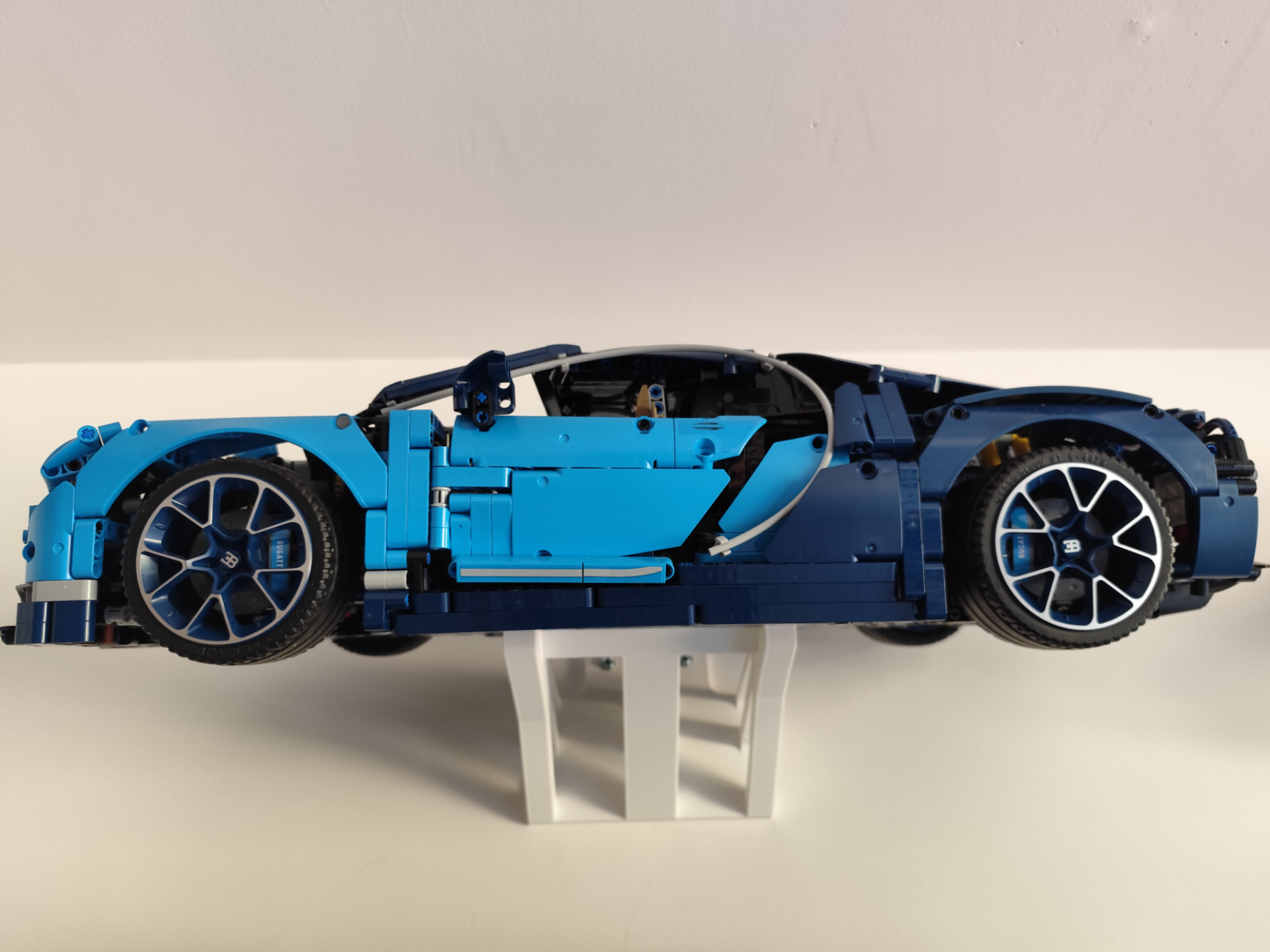 Wallmount Buggati Chiron 42083