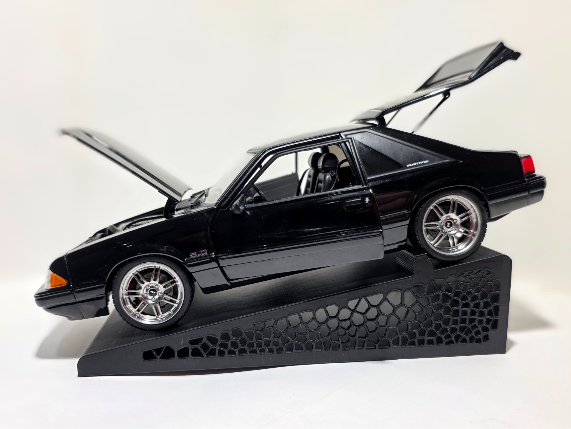 1:18 Diecast Model Car Stand - Voronoi Style