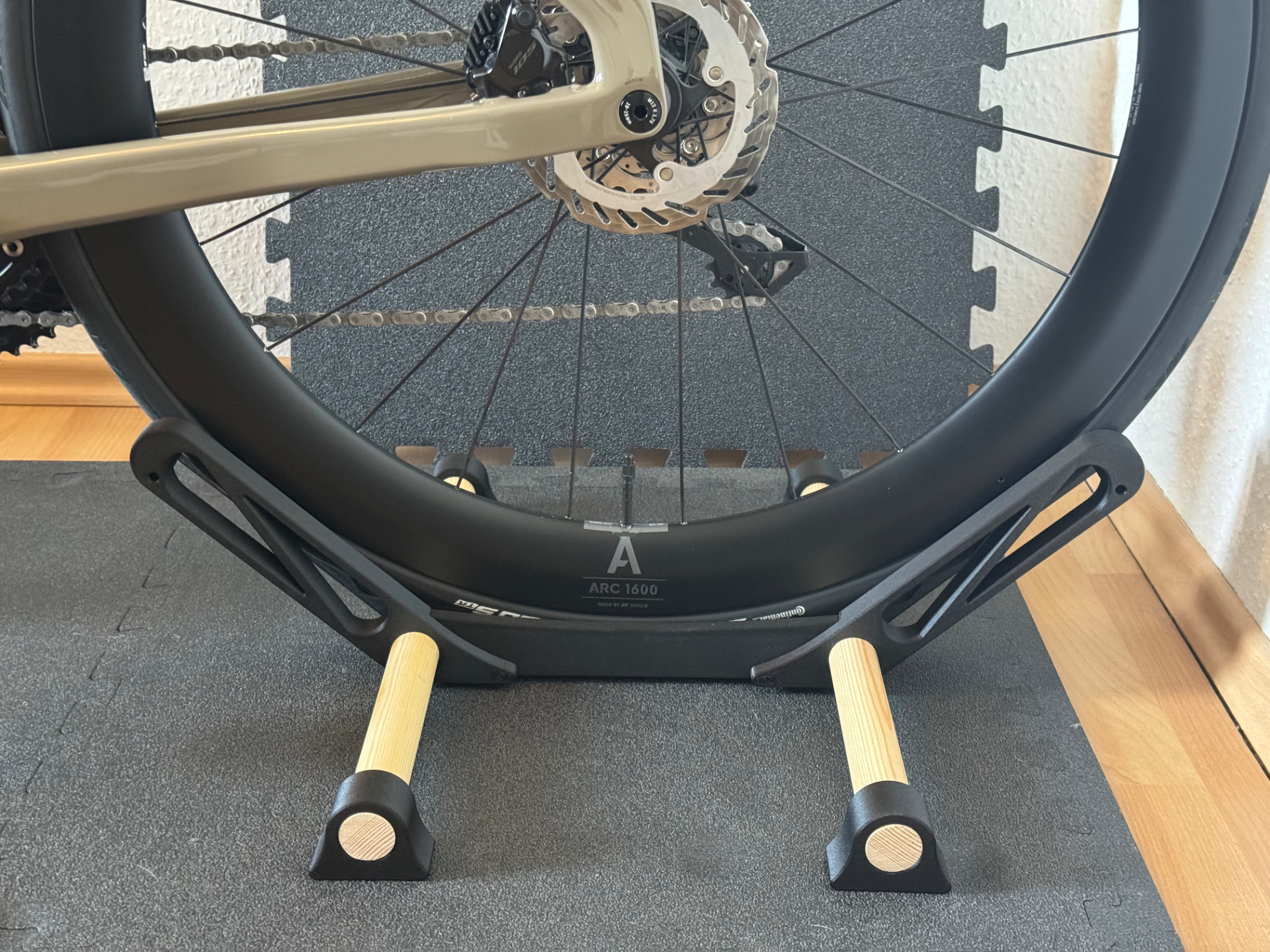 Stylischer Rennradständer