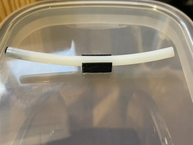 Simple PTFE tube holder for dry box