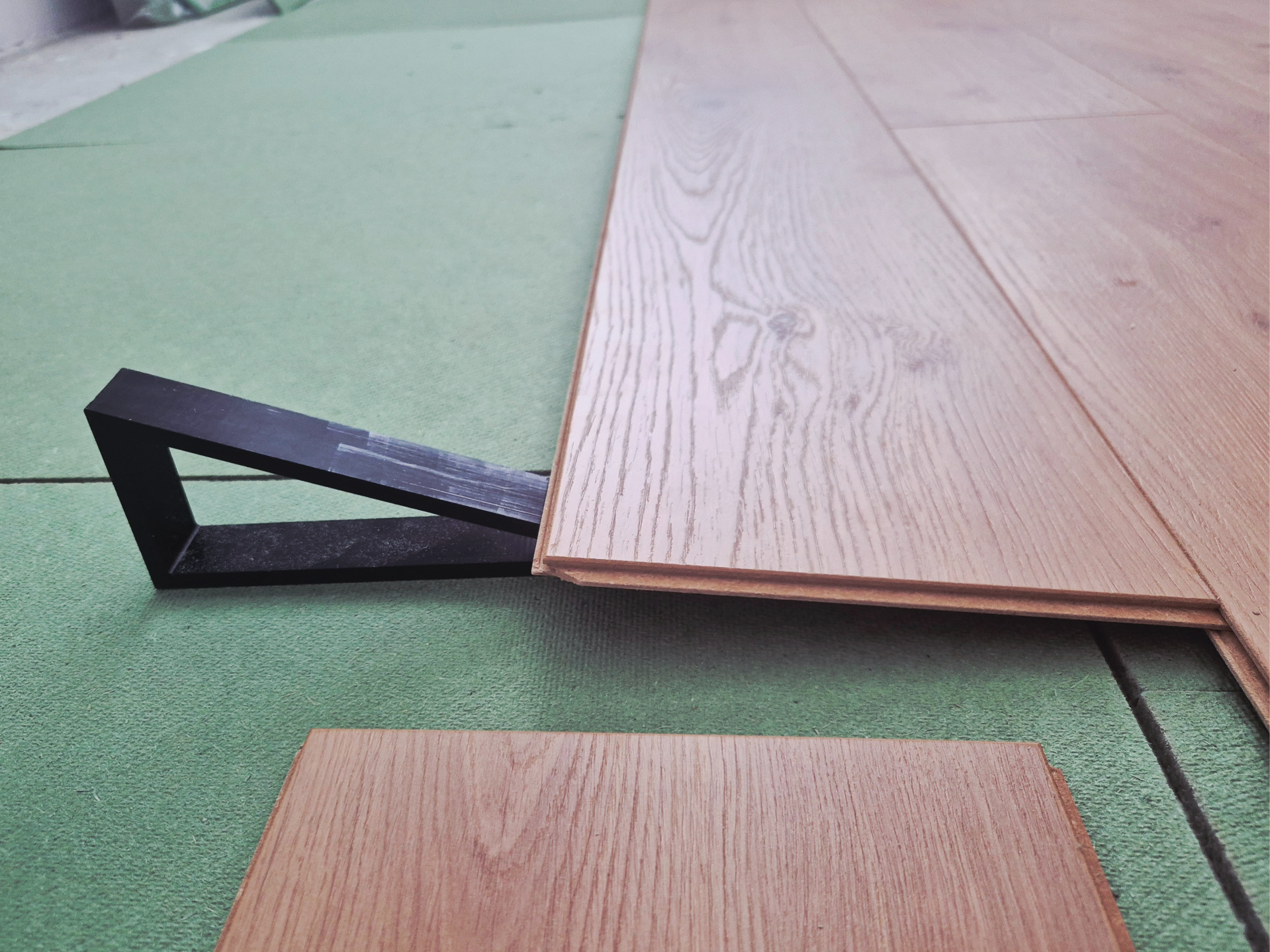 Triangel for laminate floor instalation