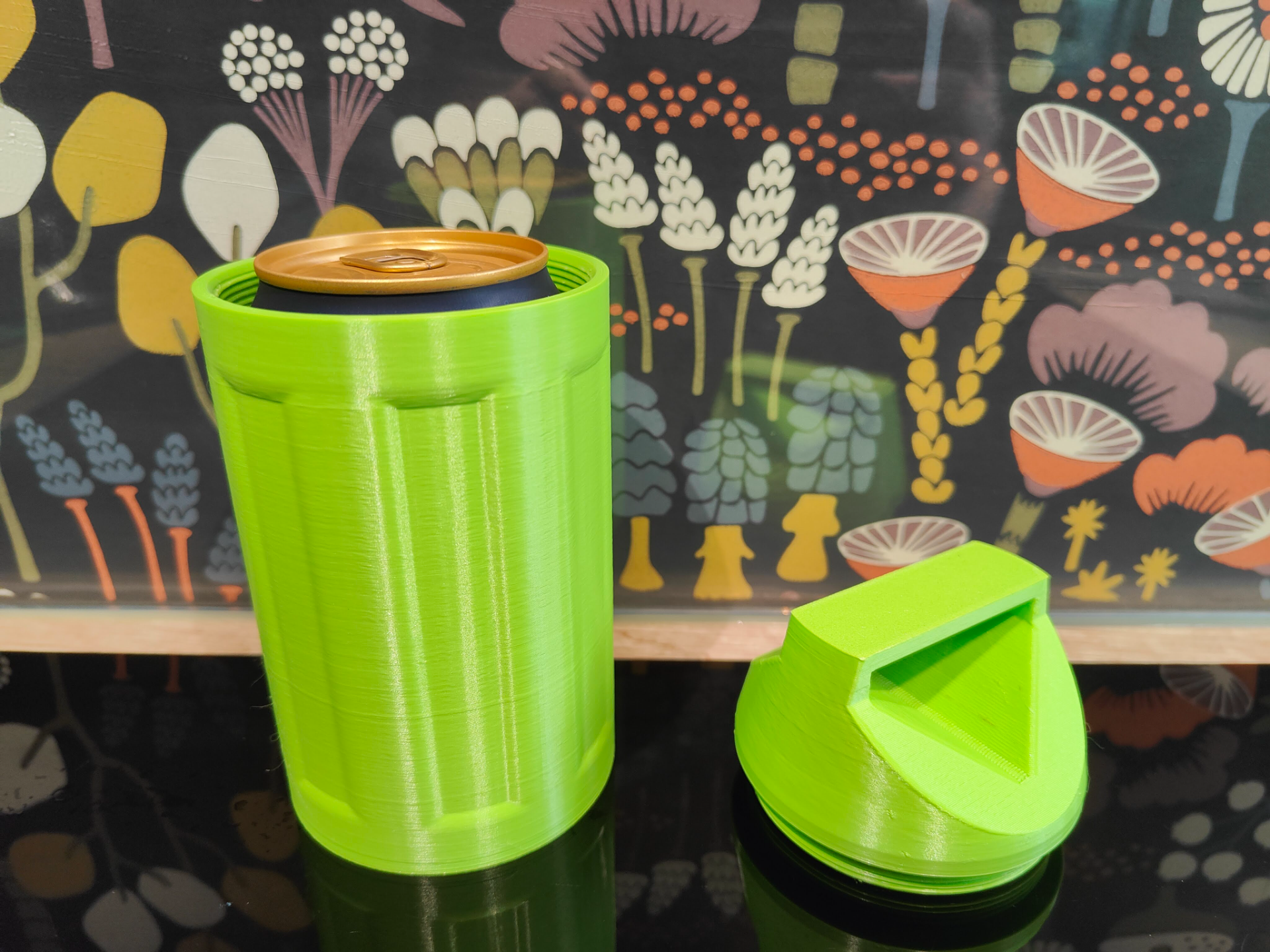 Screw-top container, no support needed
